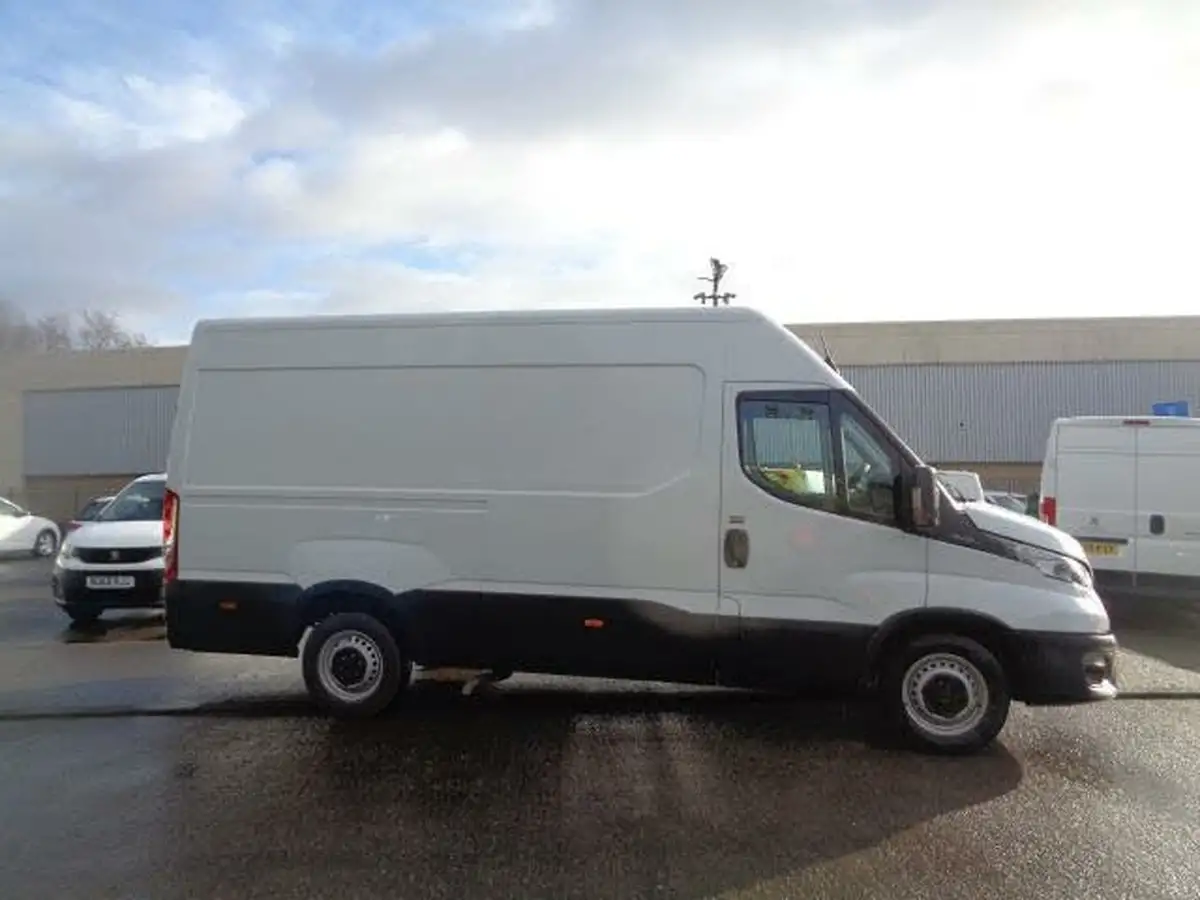 2023-iveco-daily-s-class-23td-35s14v-business-3520mm-h2-136pseu6dt-big-2