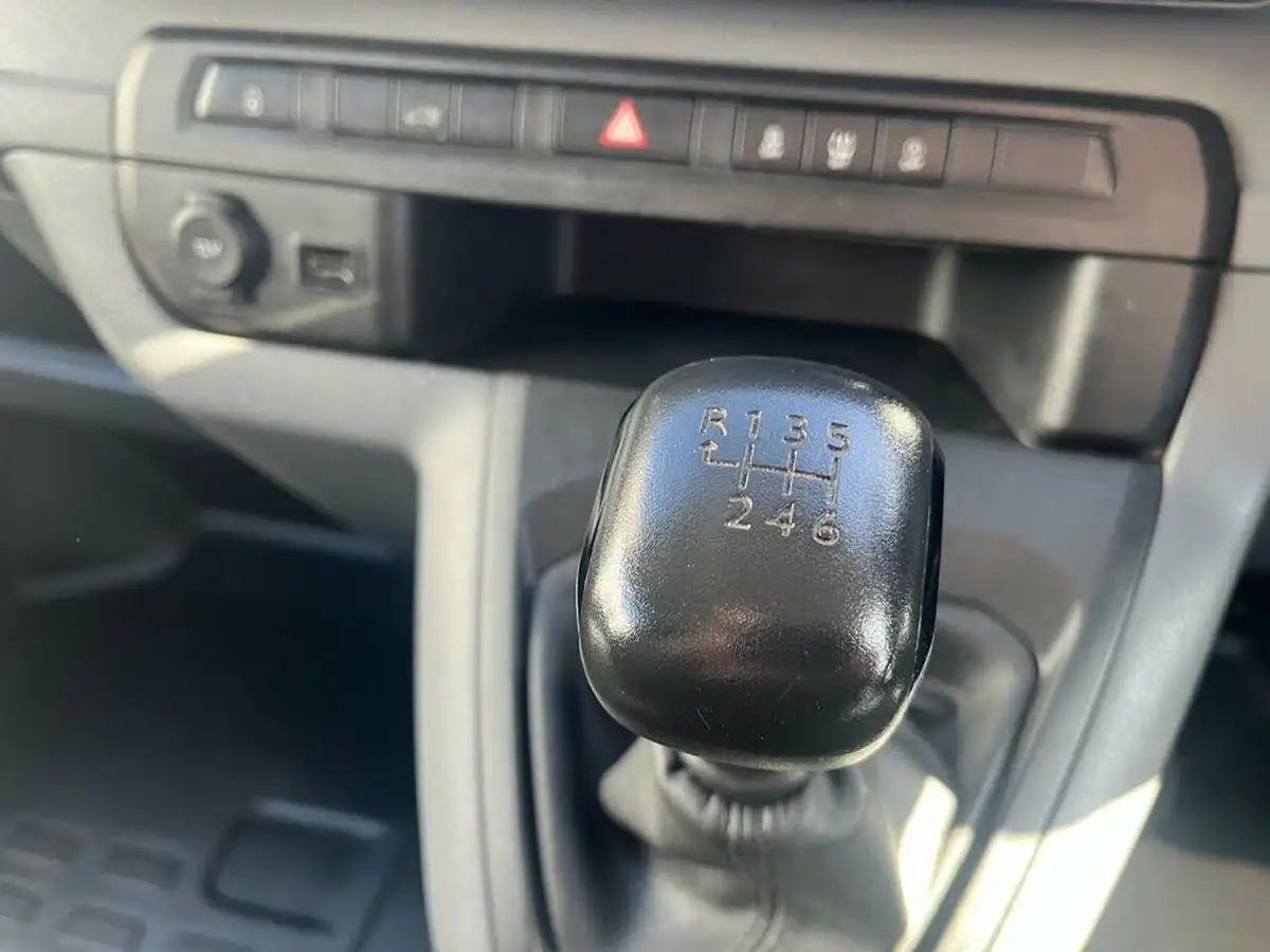 2019-toyota-proace-15d-active-medium-120hpeu6dt-e-panel-big-22
