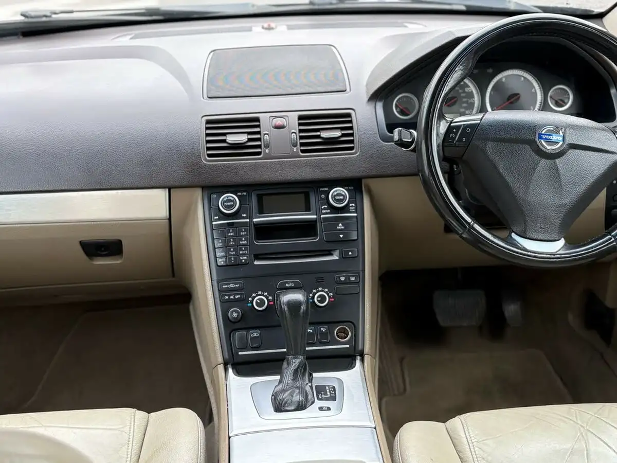 2012-volvo-xc90-24td-d5-se-200bhp-big-11