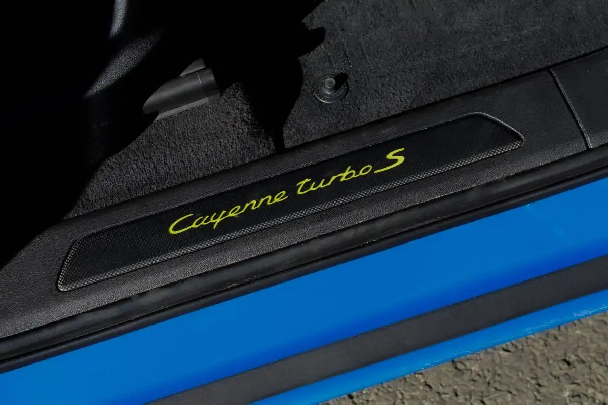 2022-porsche-cayenne-40-v8-turbo-s-e-hybrid-station-wagon-big-37
