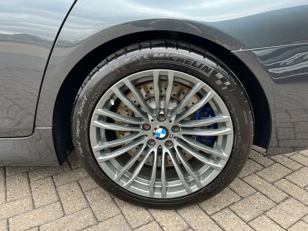 2016-bmw-5-series-44-m5-big-11