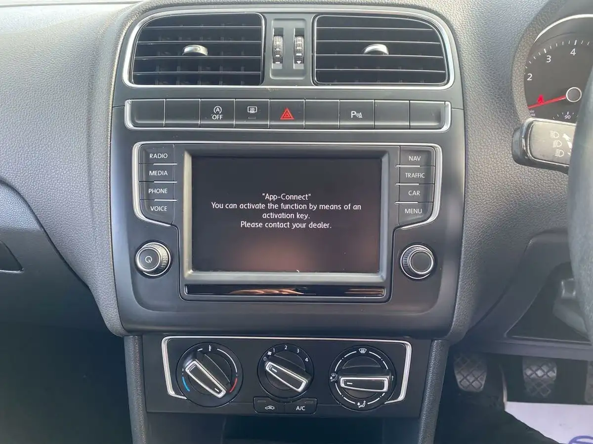 2015-volkswagen-polo-12-tsi-se-5d-big-18