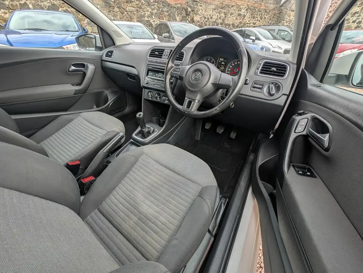 2012-volkswagen-polo-12-match-70ps-3d-big-6