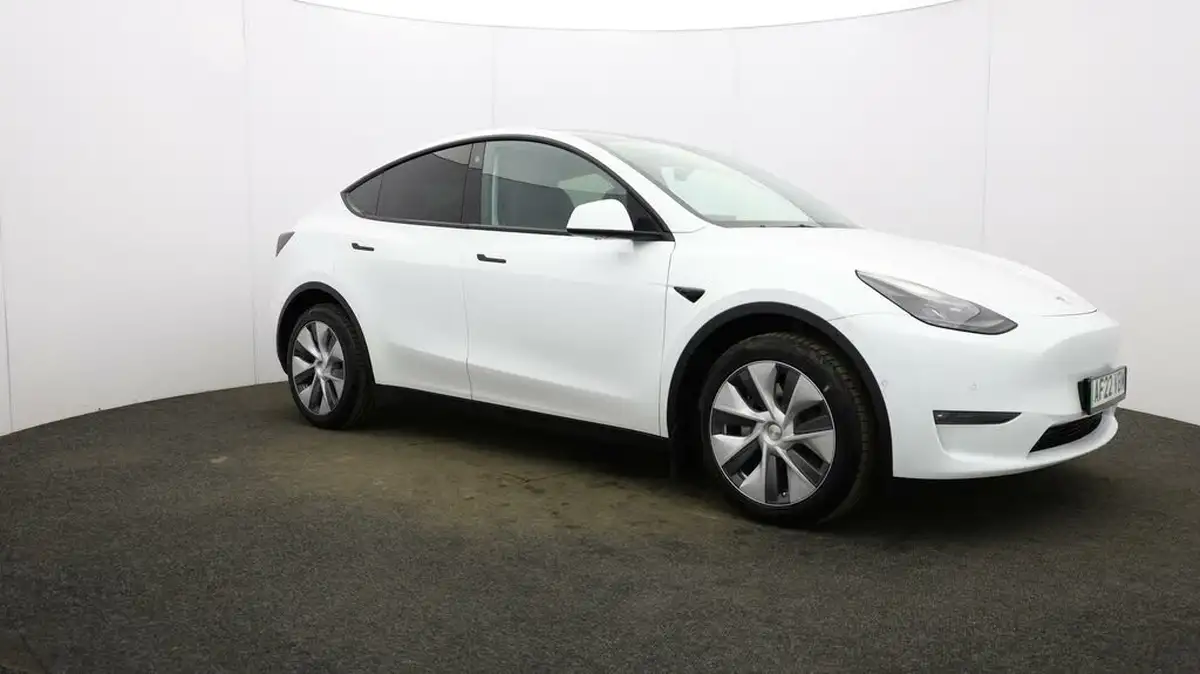 2022-tesla-model-y-e-long-range-big-39