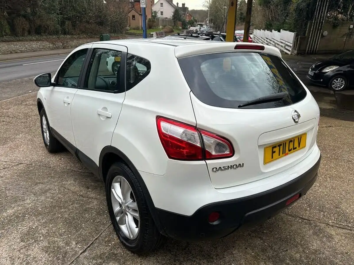 2011-nissan-qashqai-16-acenta-big-3