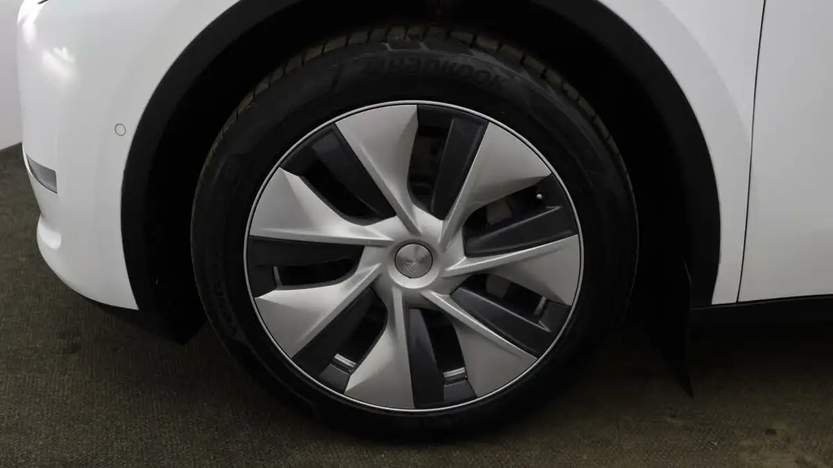 2022-tesla-model-y-e-long-range-big-17