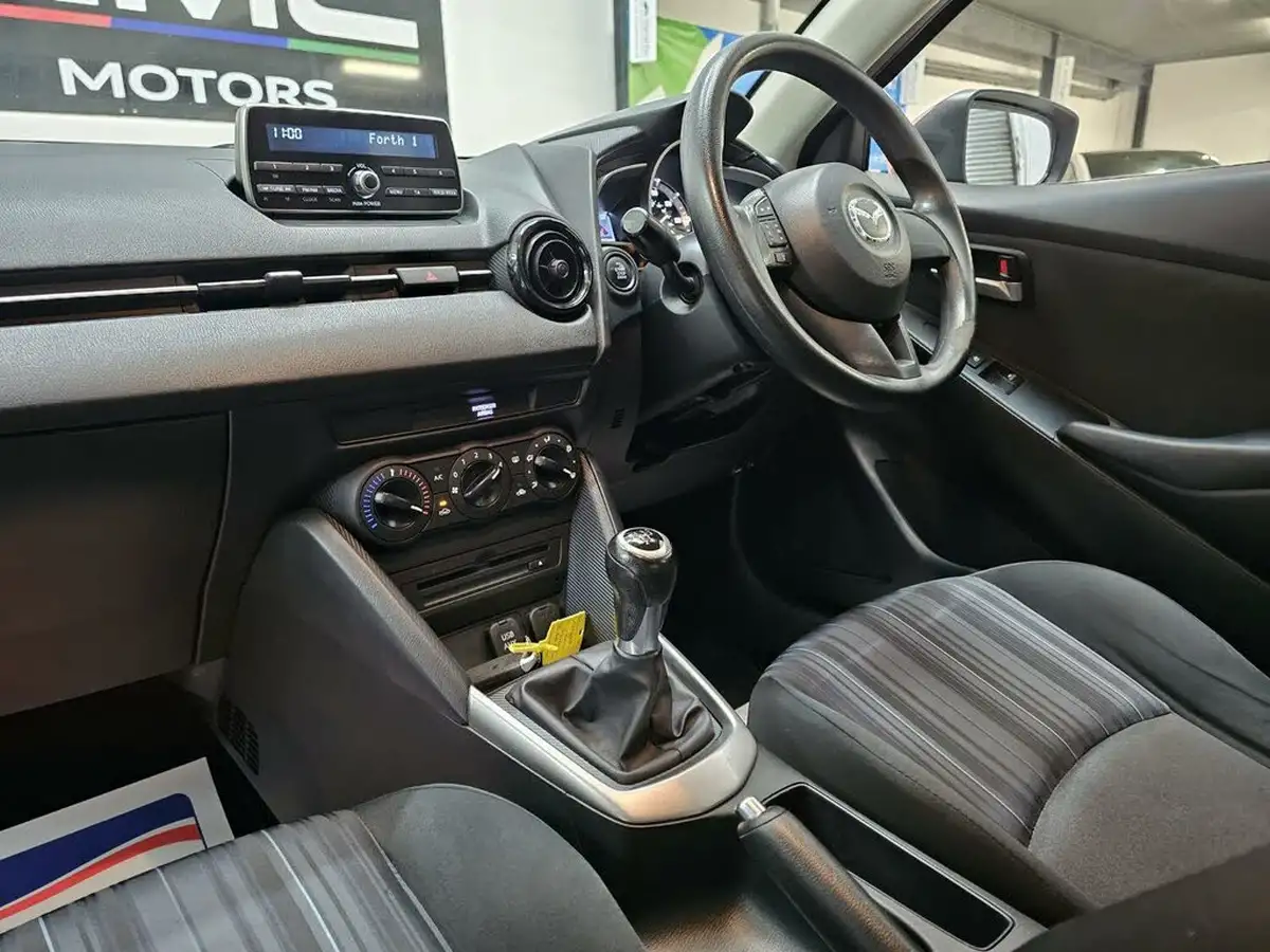 2015-mazda-mazda2-15-se-big-9