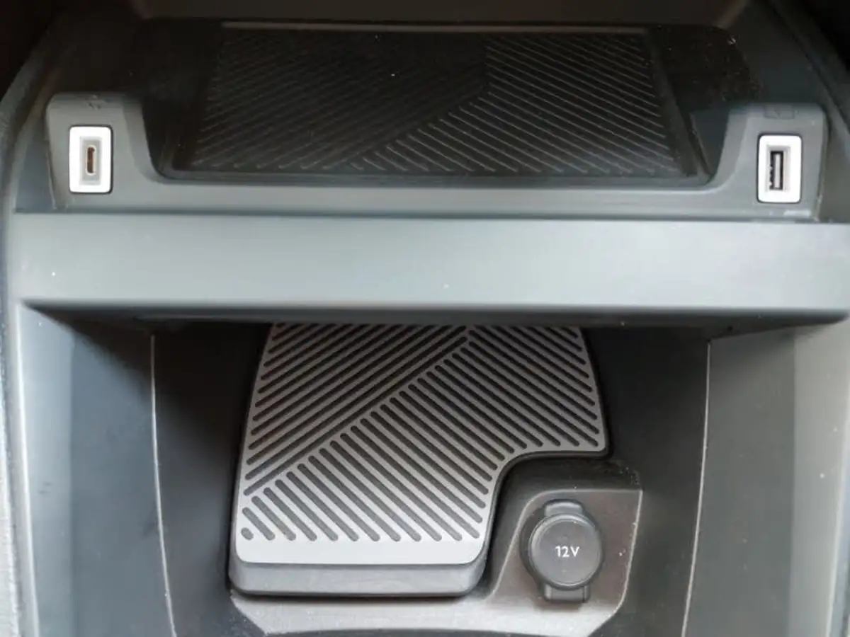 2023-citroen-c4-12-puretech-sense-big-17