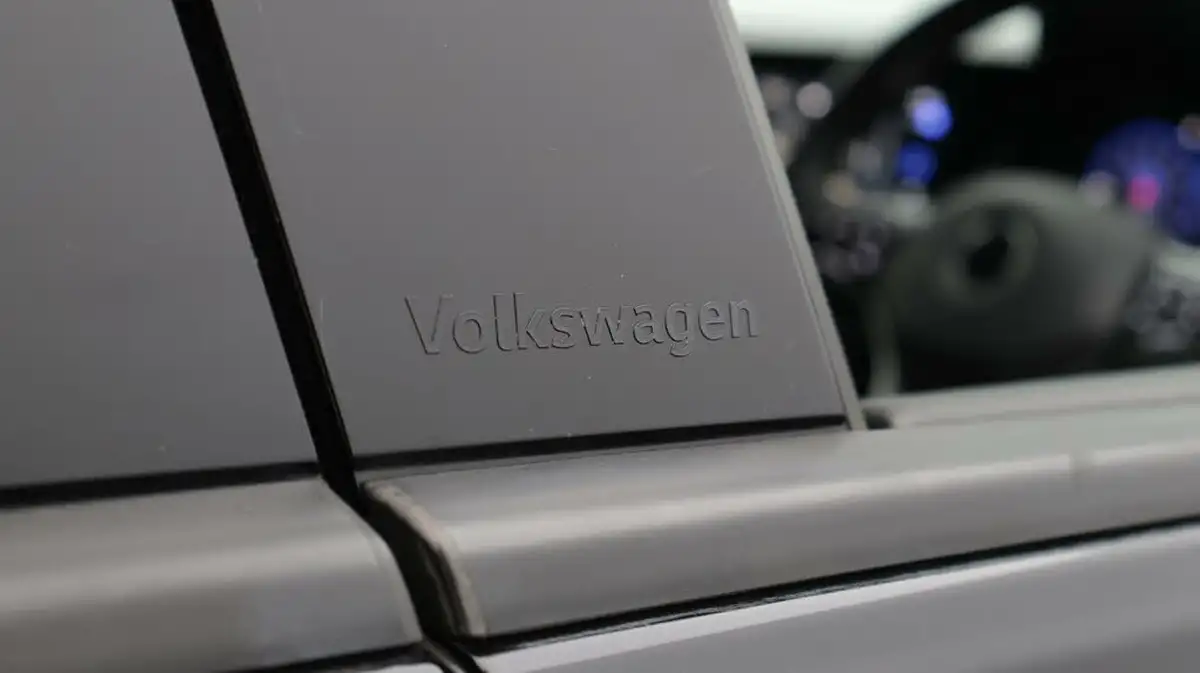 2021-volkswagen-golf-big-24