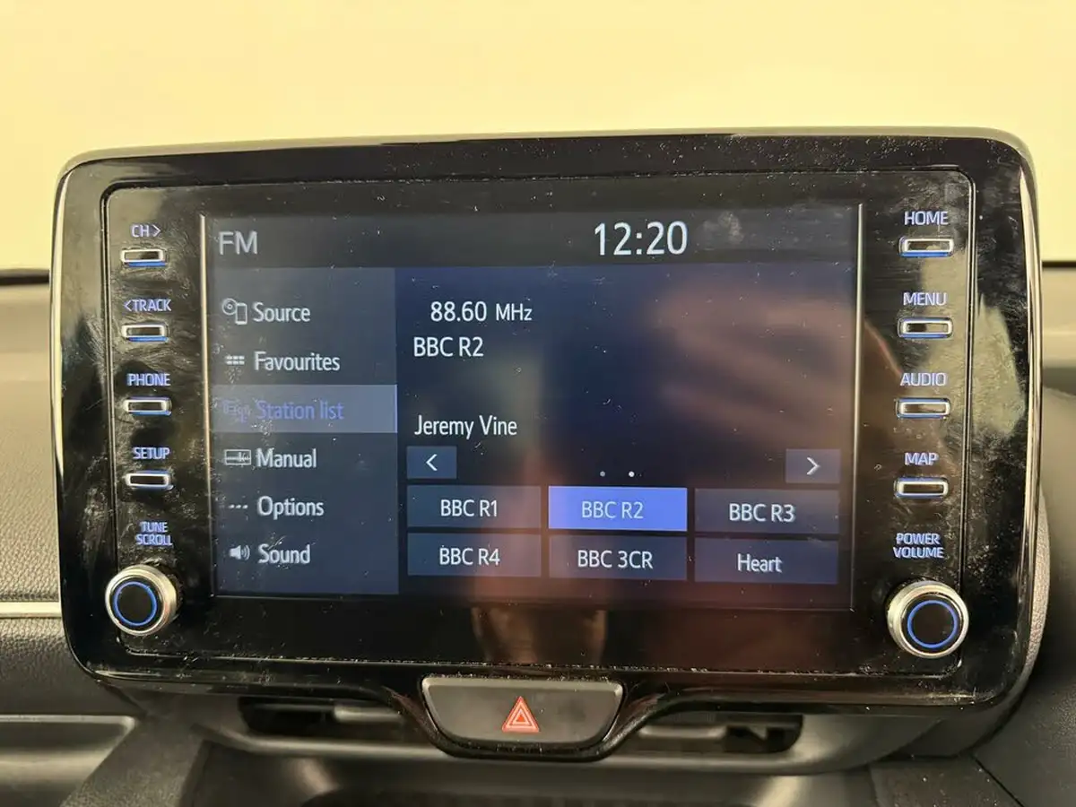 2021-toyota-yaris-15-vvt-i-design-big-42