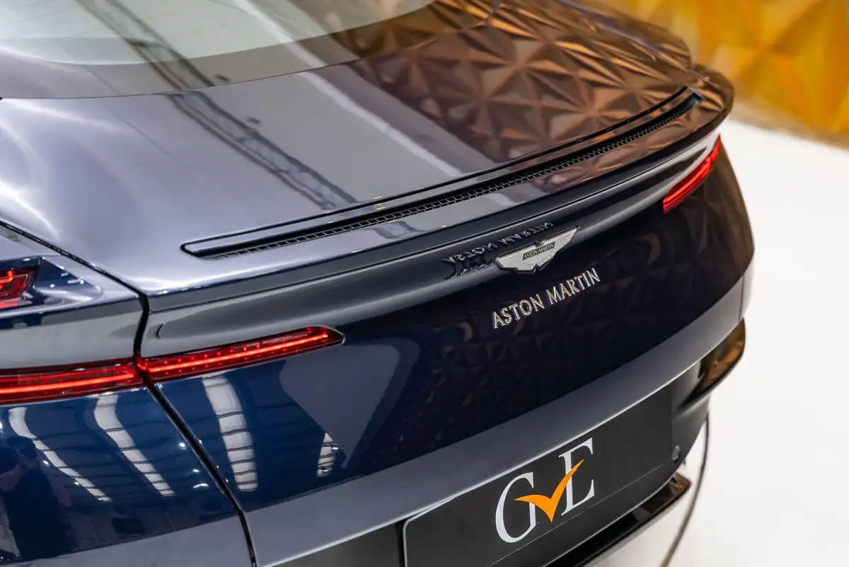 2019-aston-martin-db11-40-v8-big-15