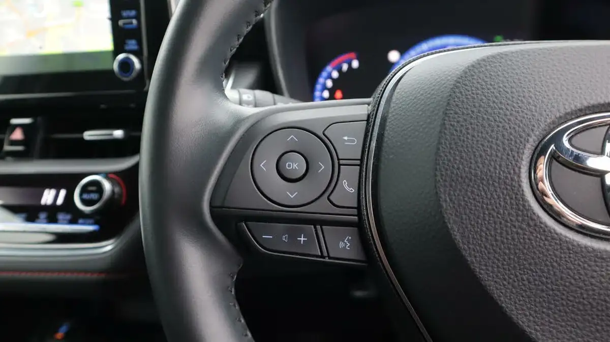 2019-toyota-corolla-20-vvt-i-excel-trk-hatchback-big-24