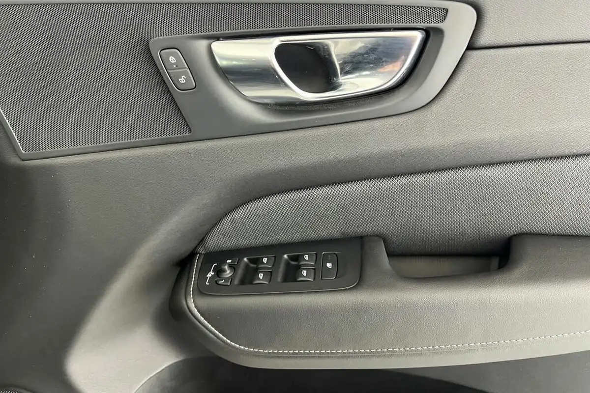2021-volvo-xc60-20td-b5-r-design-big-35