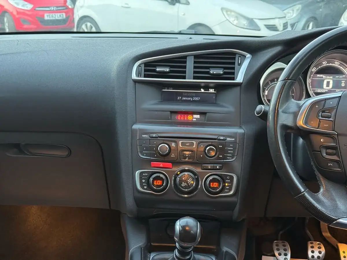 2012-citroen-ds4-20hdi-dsport-big-24