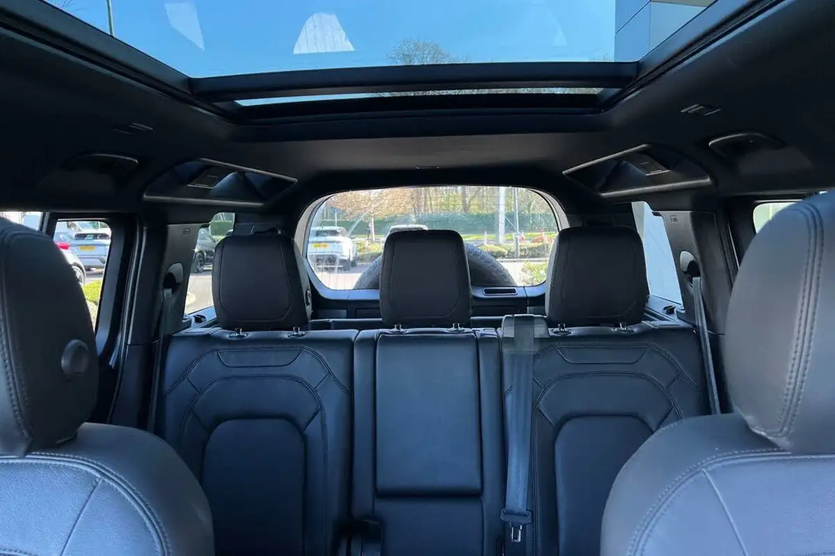 2024-land-rover-110-defender-30-d250-se-big-37