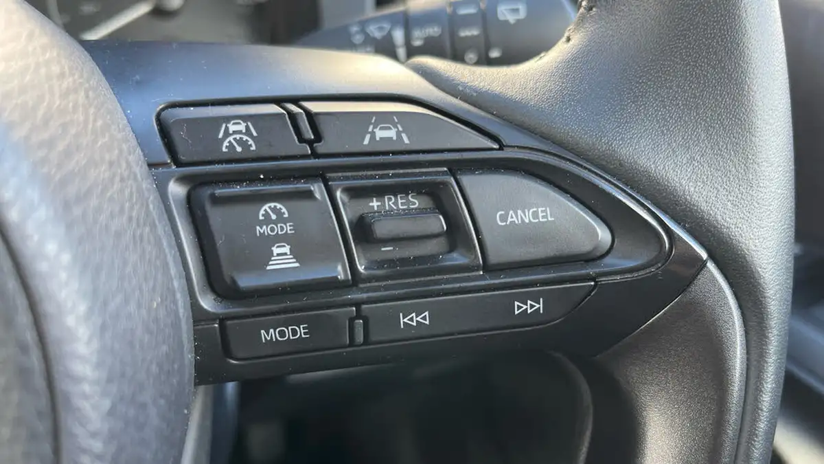 2024-mazda-mazda2-15-centre-line-big-20
