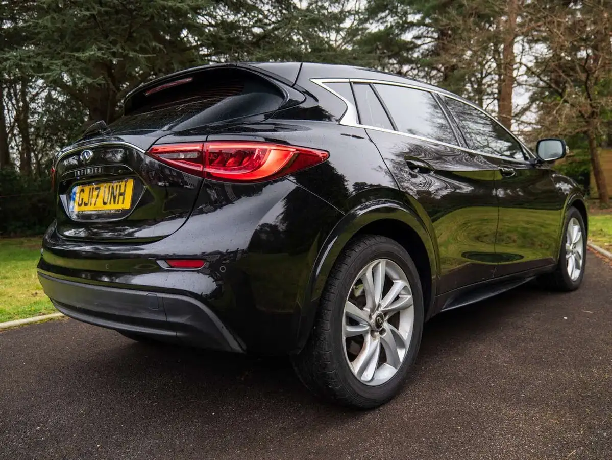 2017-infiniti-q30-15d-se-big-17