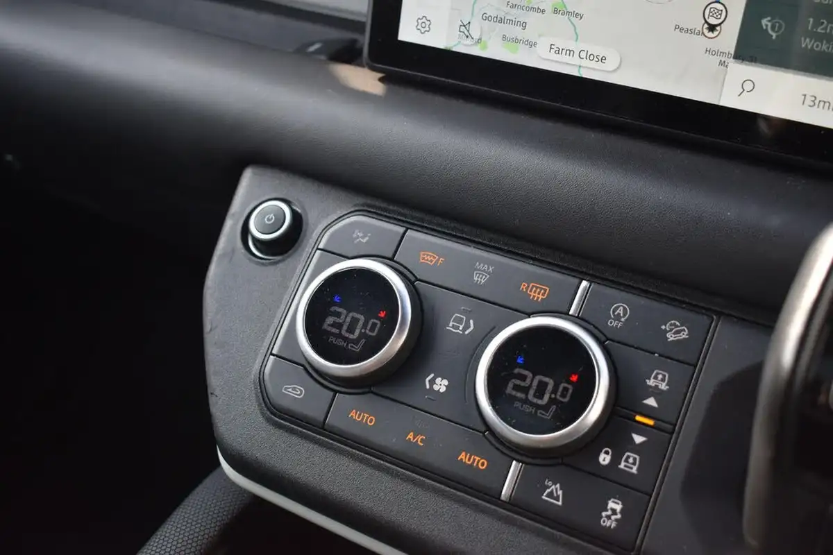 2021-land-rover-110-defender-30-d300-x-dynamic-se-big-18