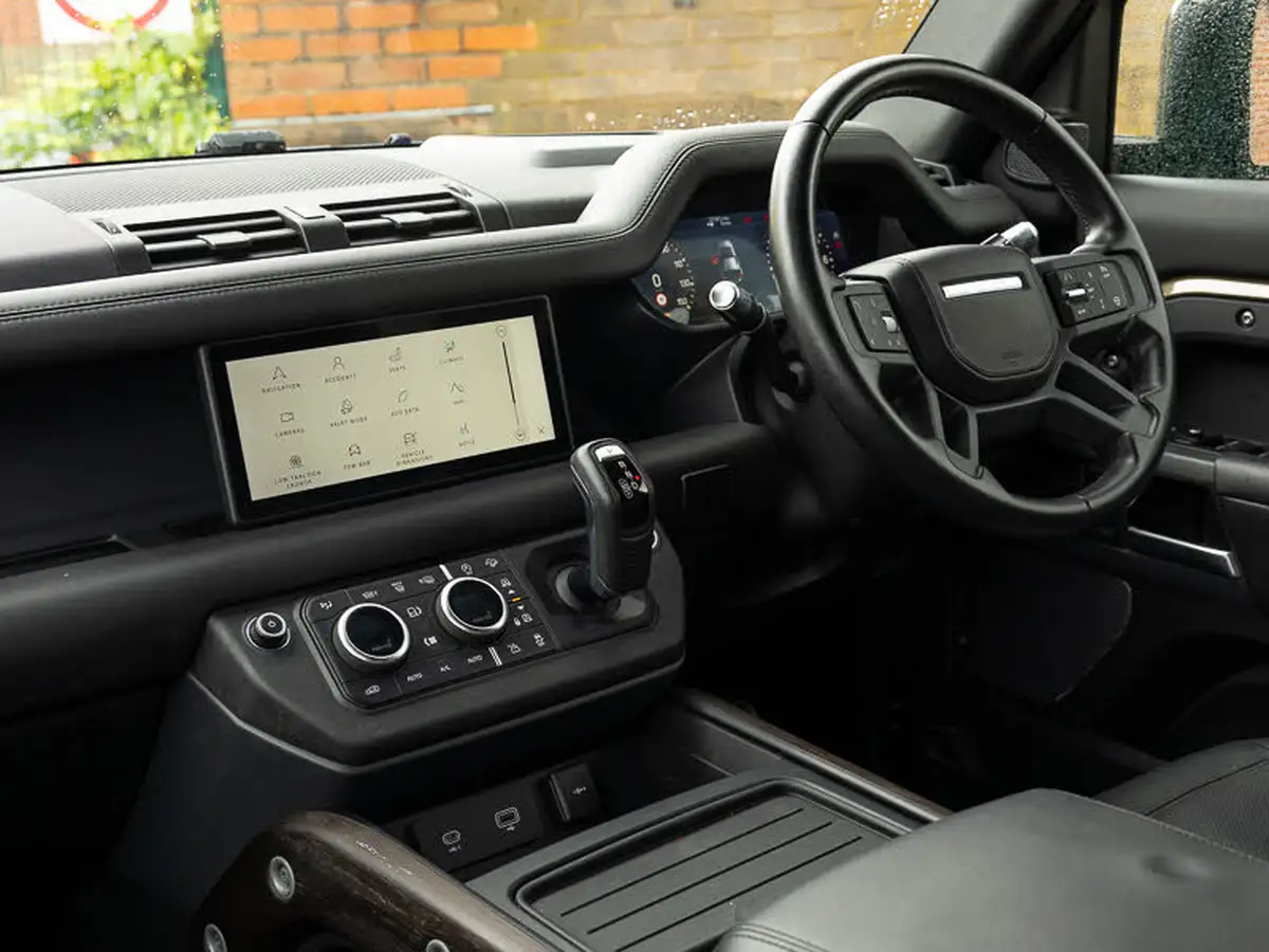 2020-land-rover-110-defender-30-p400-x-110-big-12