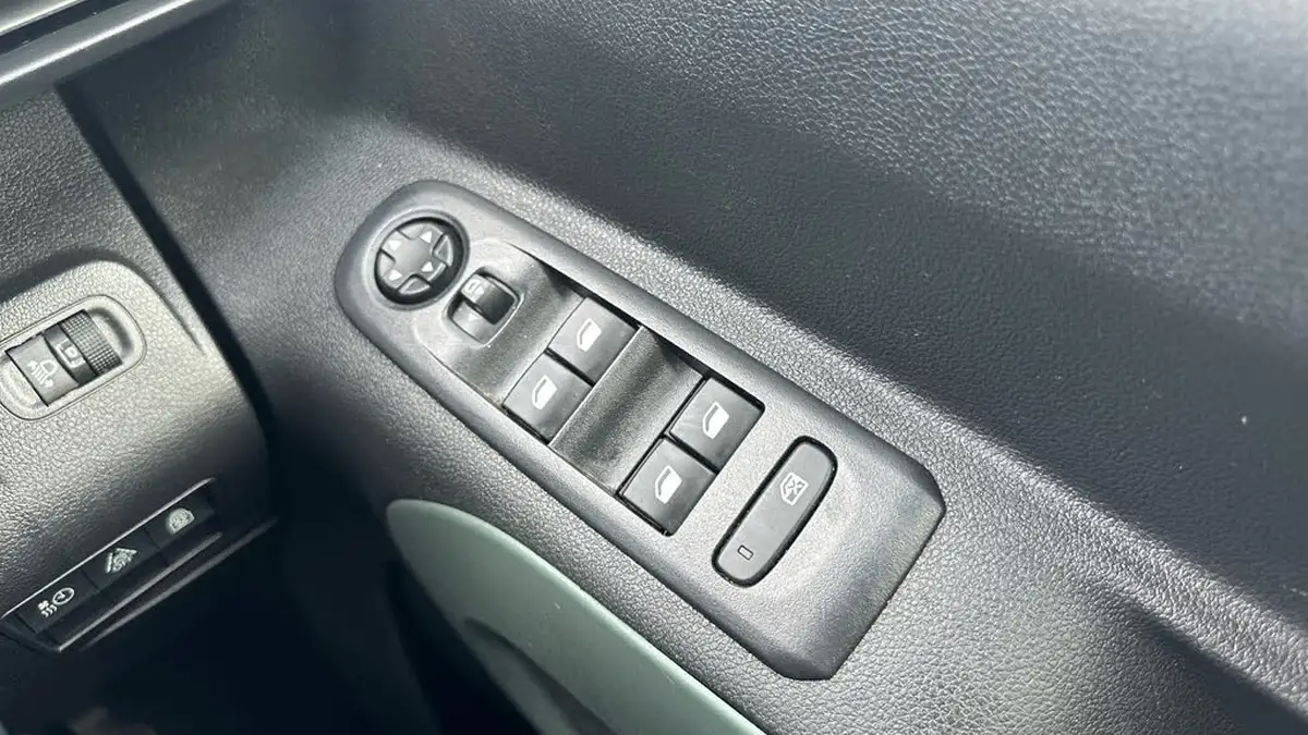 2024-citroen-berlingo-e-flair-xtr-m-size-big-21