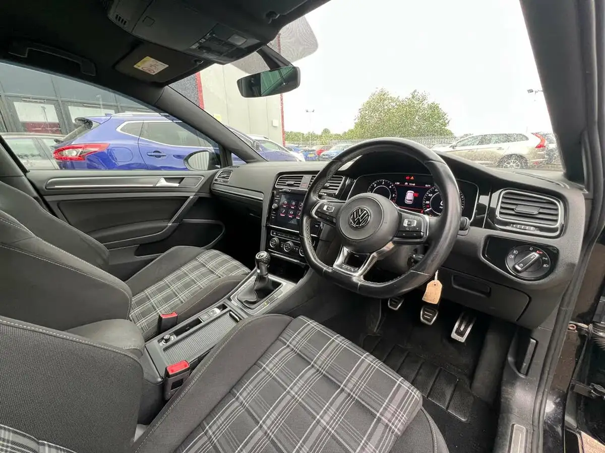 2018-volkswagen-golf-20tdi-gtd-hatchback-5d-big-15