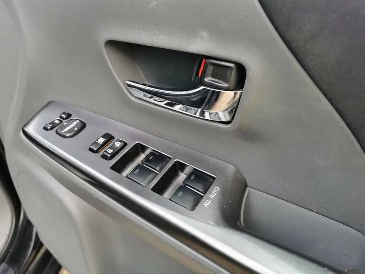 2013-toyota-prius-big-40