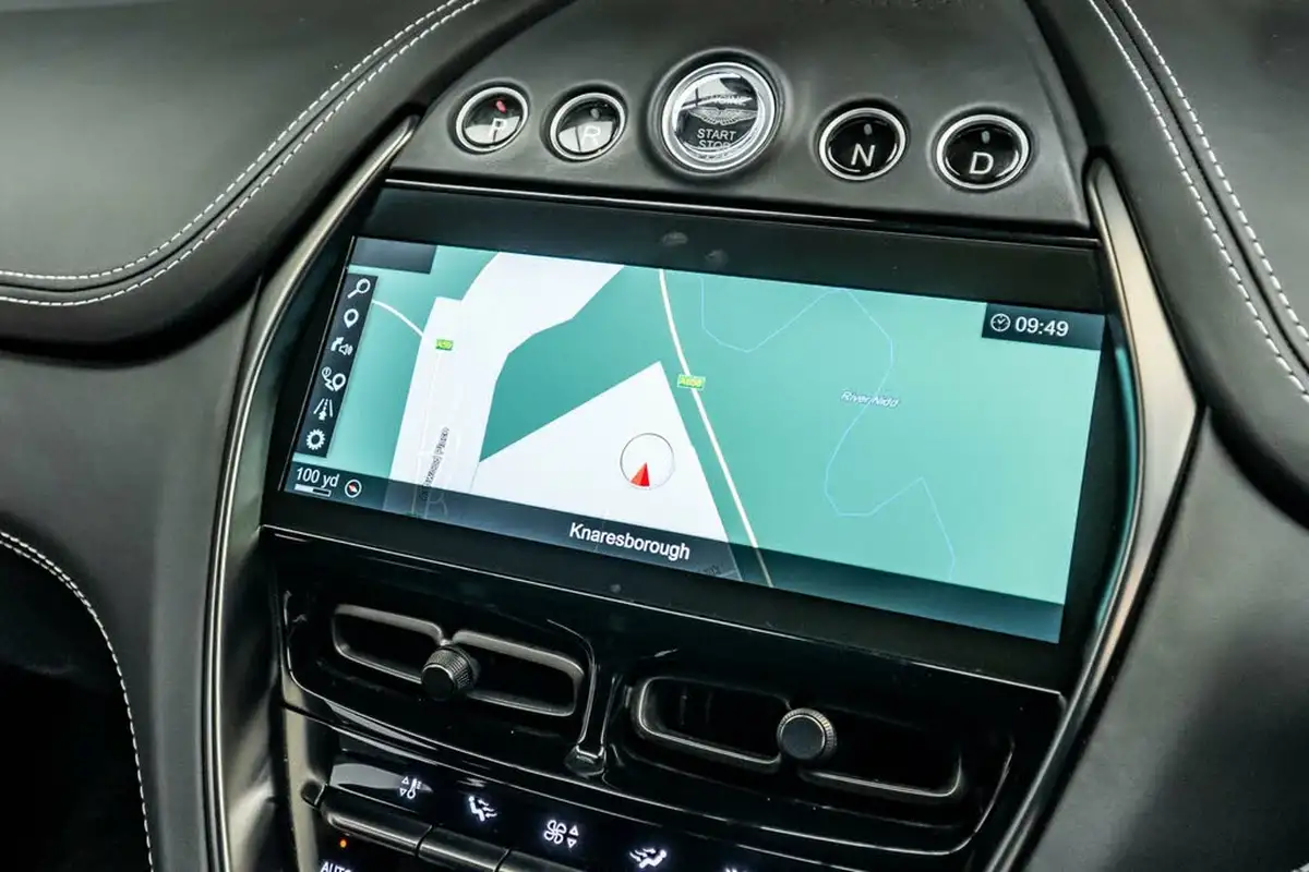 2022-aston-martin-dbx-40-v8-big-23