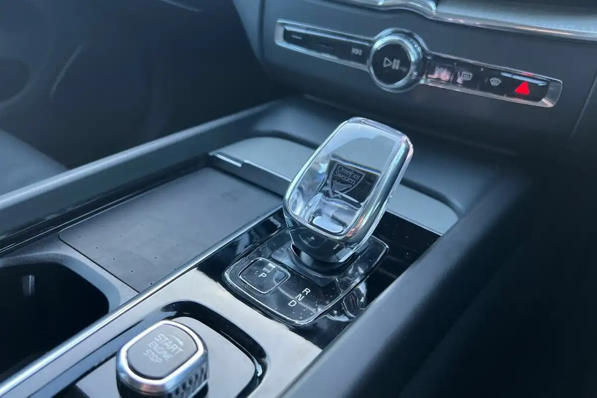 2024-volvo-xc60-20-b5-ultra-dark-big-12