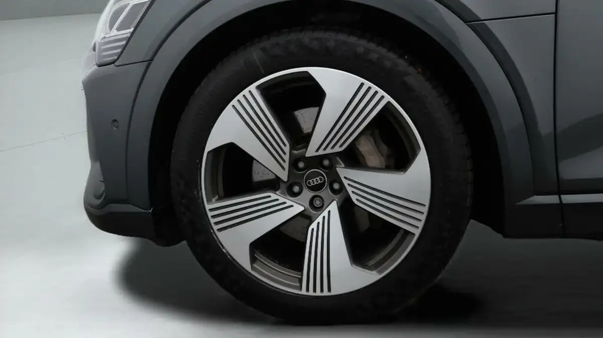 2021-audi-e-tron-55e-s-line-sportback-big-18