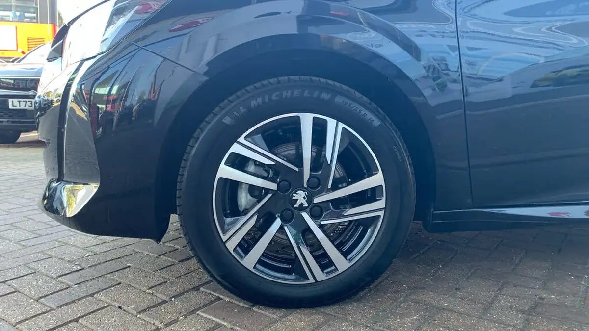 2023-peugeot-208-12-puretech-allure-premium-100ps-eat8-big-13