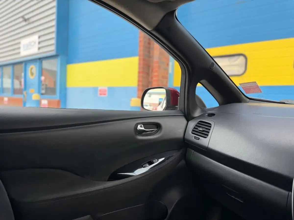 2014-nissan-leaf-e-acenta-big-12