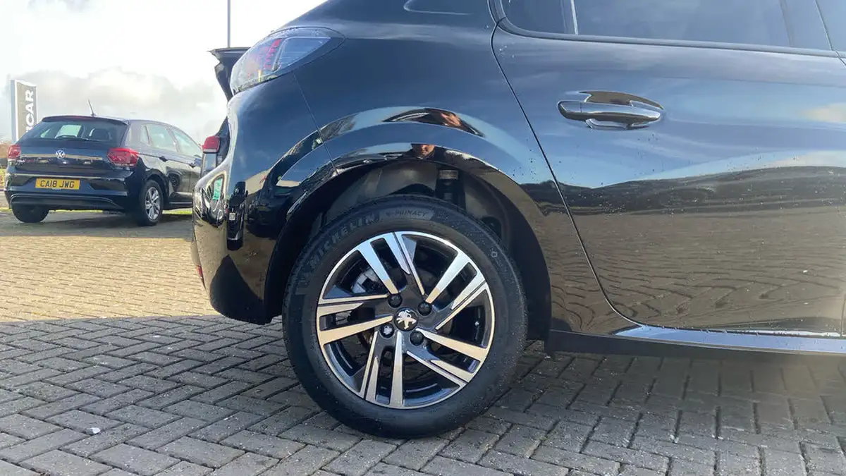 2023-peugeot-208-12-puretech-allure-premium-130ps-eat8-big-16