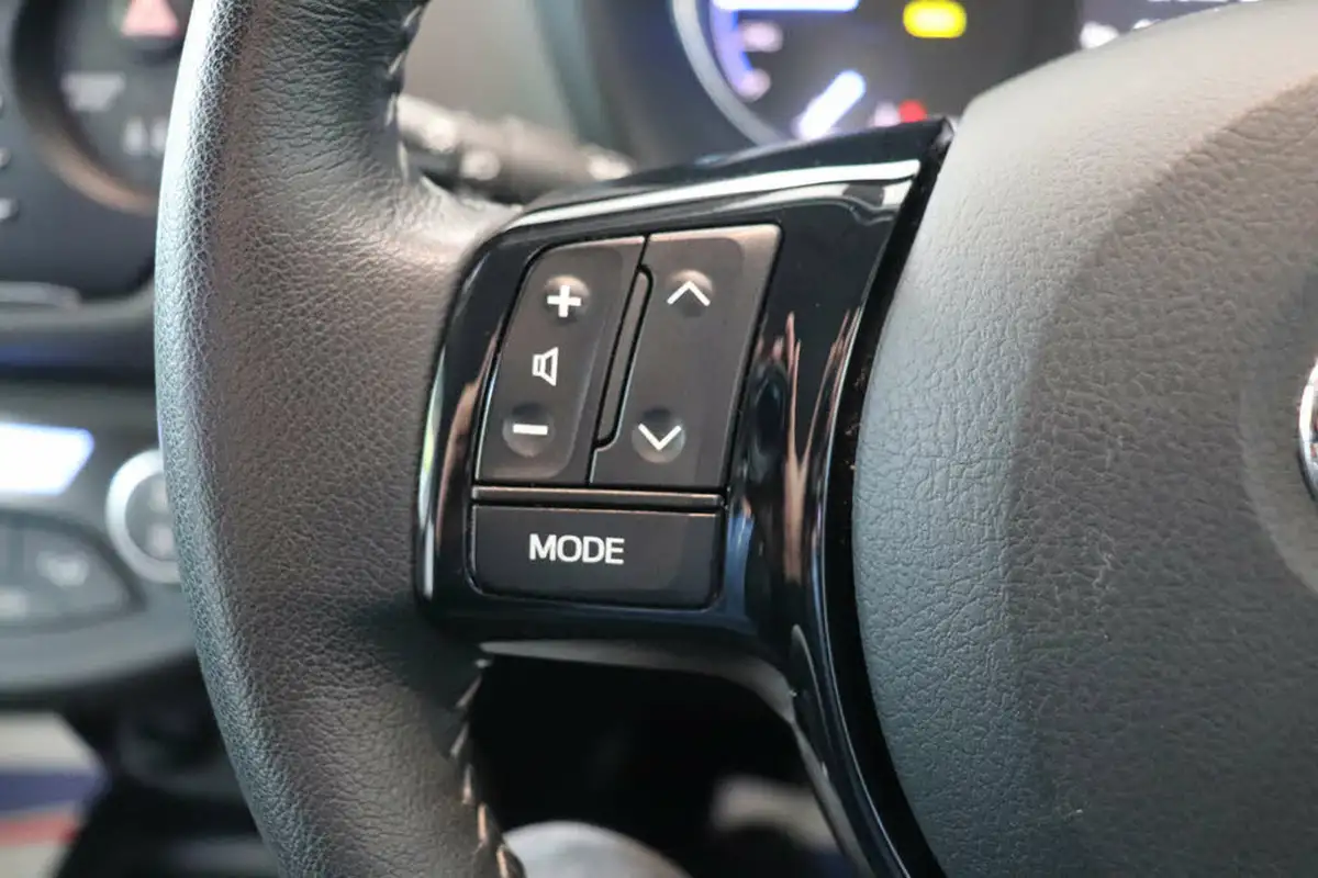 2017-toyota-yaris-15-vvt-i-icon-tech-98bhp-hybrid-1497cc-e-cvt-big-49