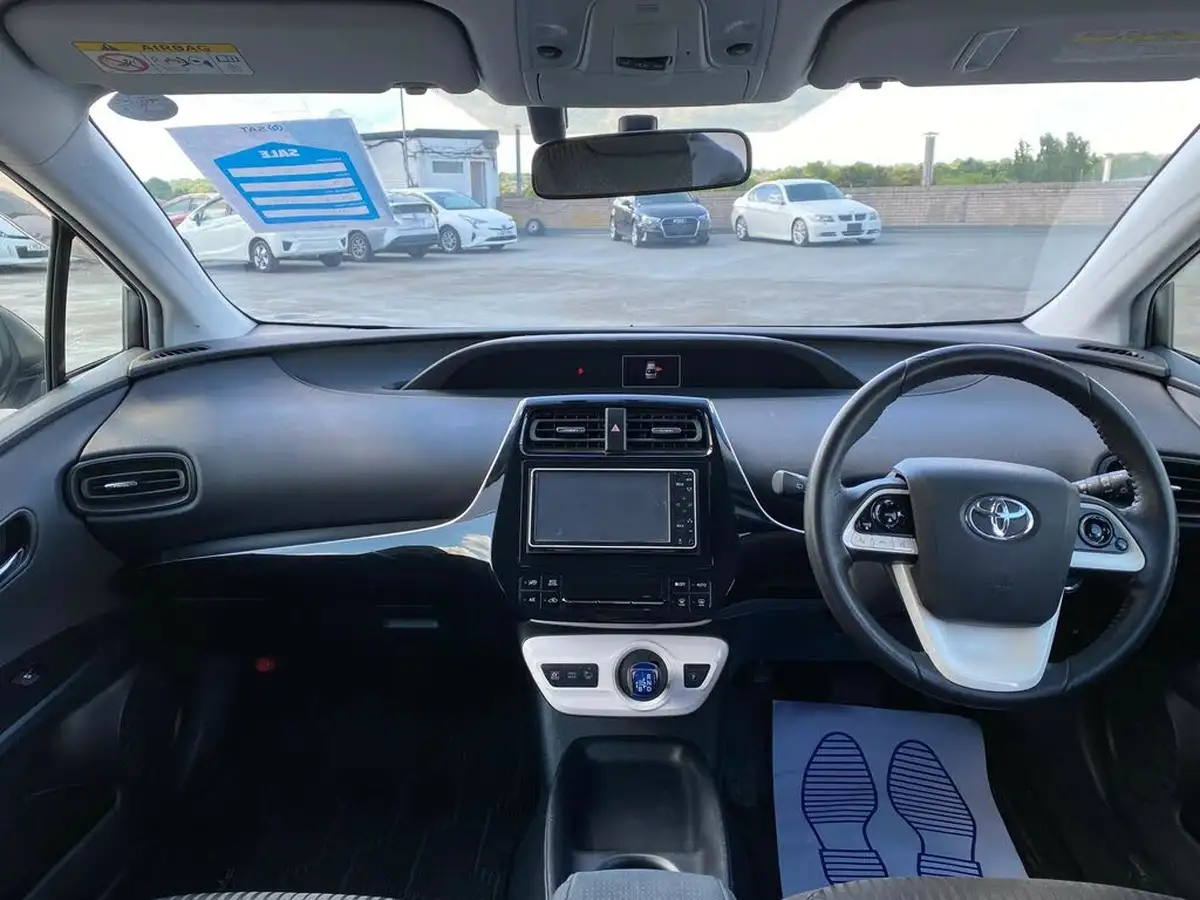 2017-toyota-prius-hybrid-big-28