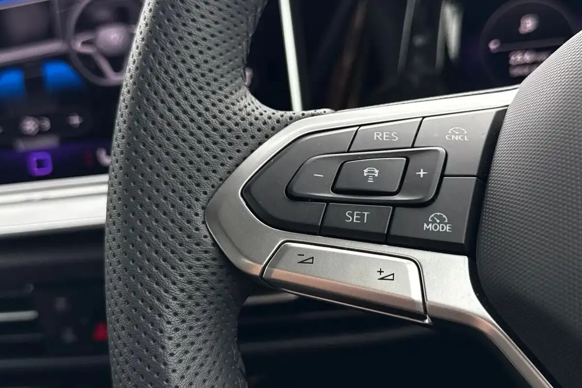 2025-volkswagen-golf-15-etsi-r-line-hatchback-big-32