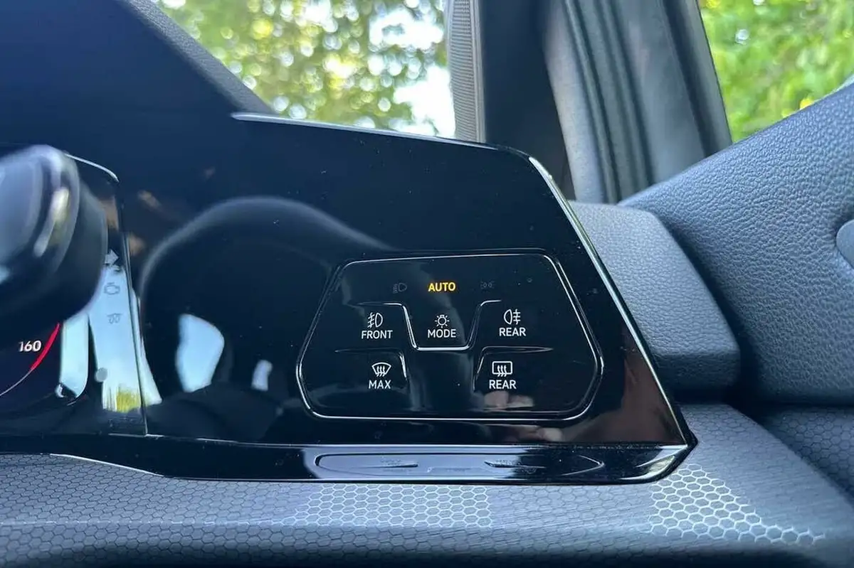 2023-volkswagen-golf-14-tsi-gte-big-25