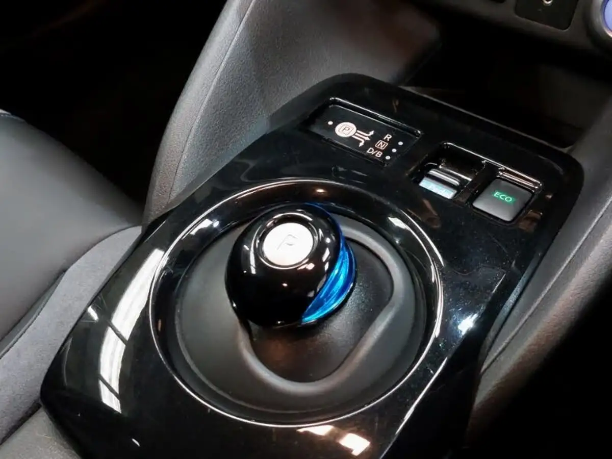 2020-nissan-leaf-e-tekna-big-11