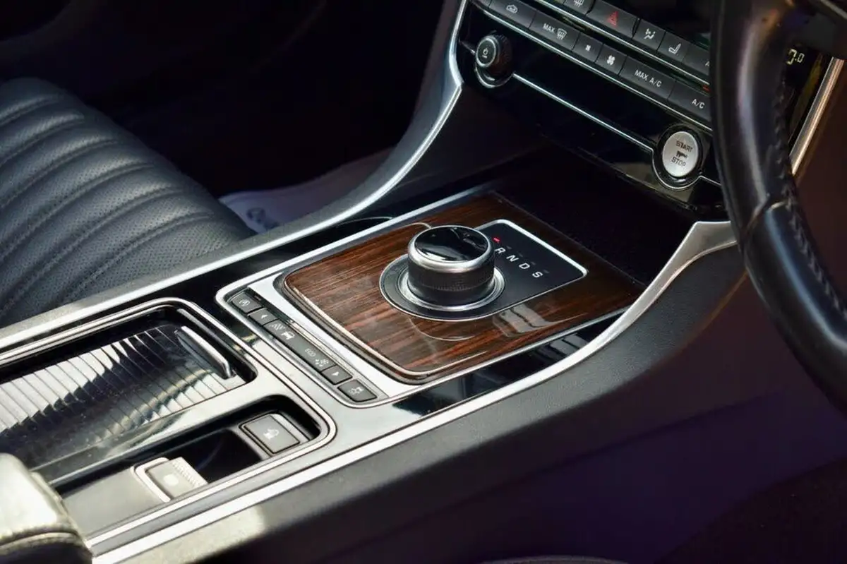 2016-jaguar-xf-20td-portfolio-180ps-auto-big-27
