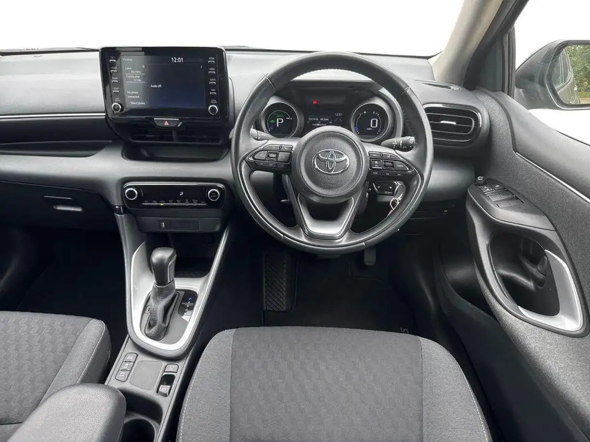 2021-toyota-yaris-15-vvt-i-design-big-11