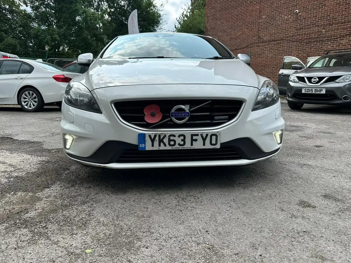 2013-volvo-v40-20td-d4-r-design-big-2