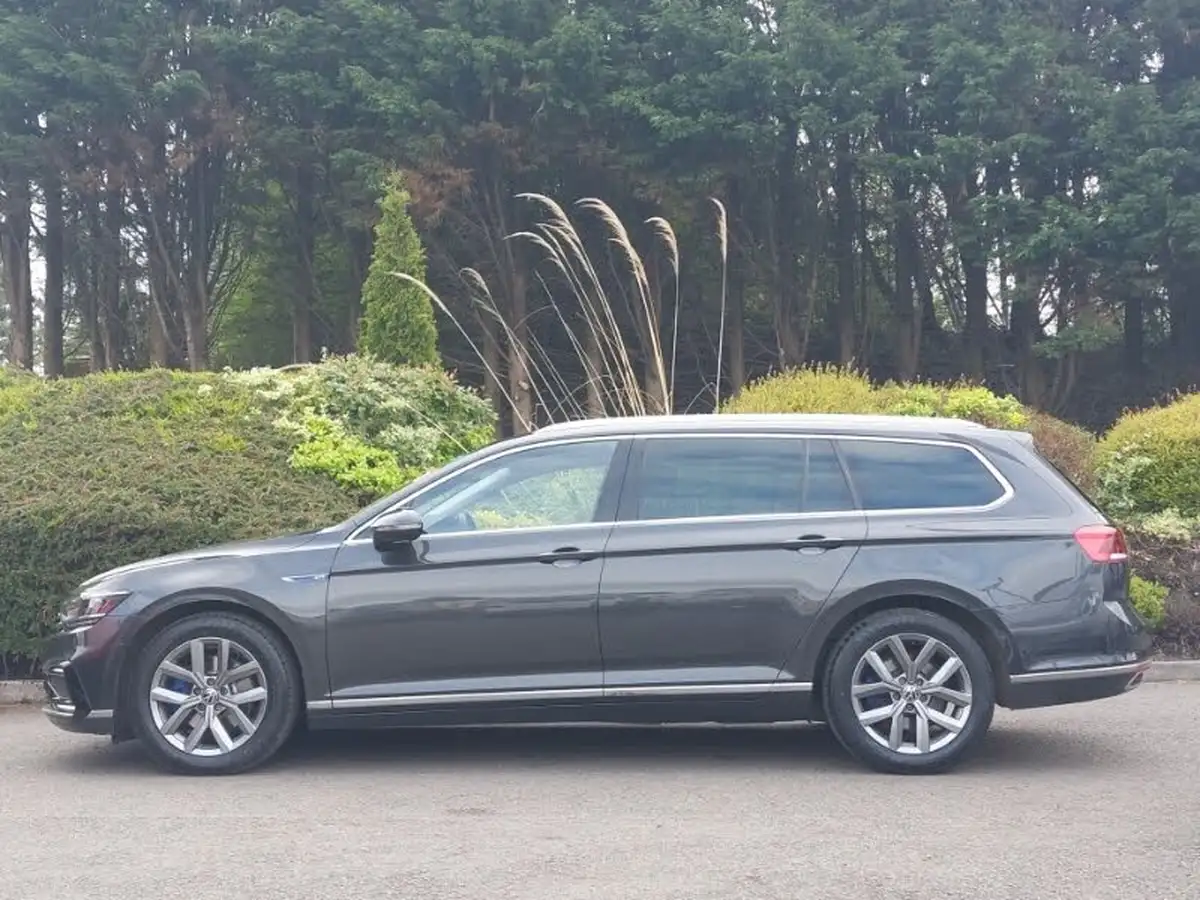 2022-volkswagen-passat-14-tsi-gte-estate-5d-big-3