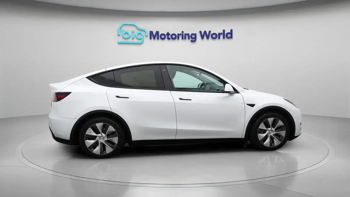 2023-tesla-model-y-e-rwd-big-8