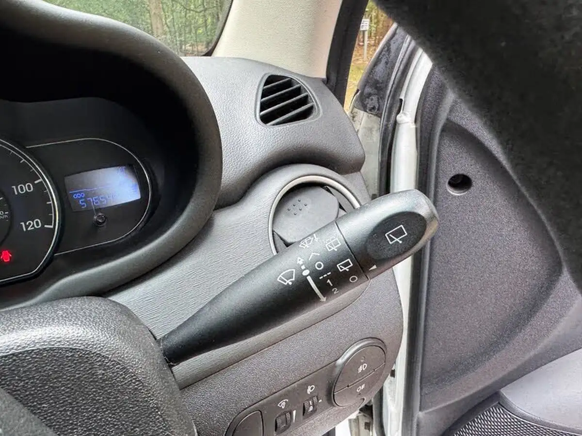 2012-hyundai-i10-12-active-big-28