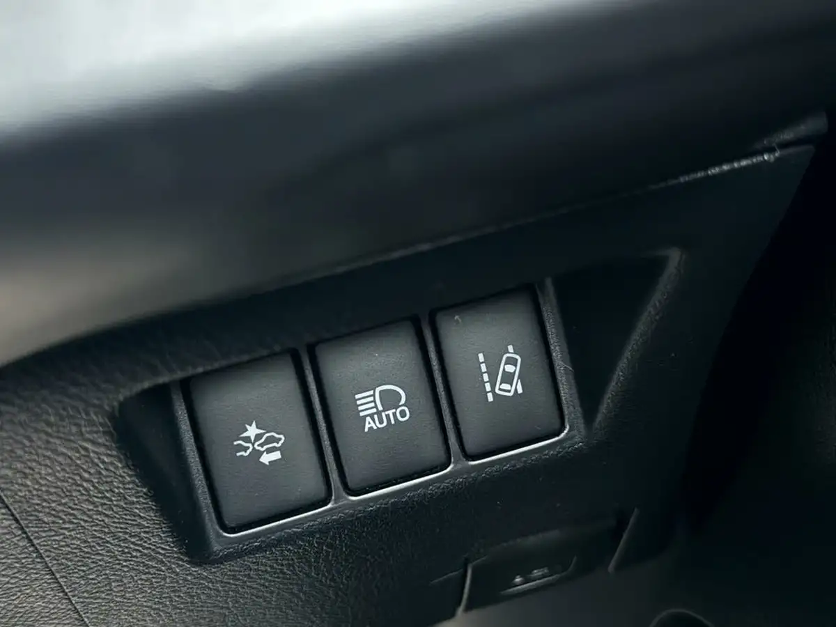 2018-toyota-yaris-15-vvt-i-icon-tech-98bhp-hybrid-1497cc-e-cvt-big-58