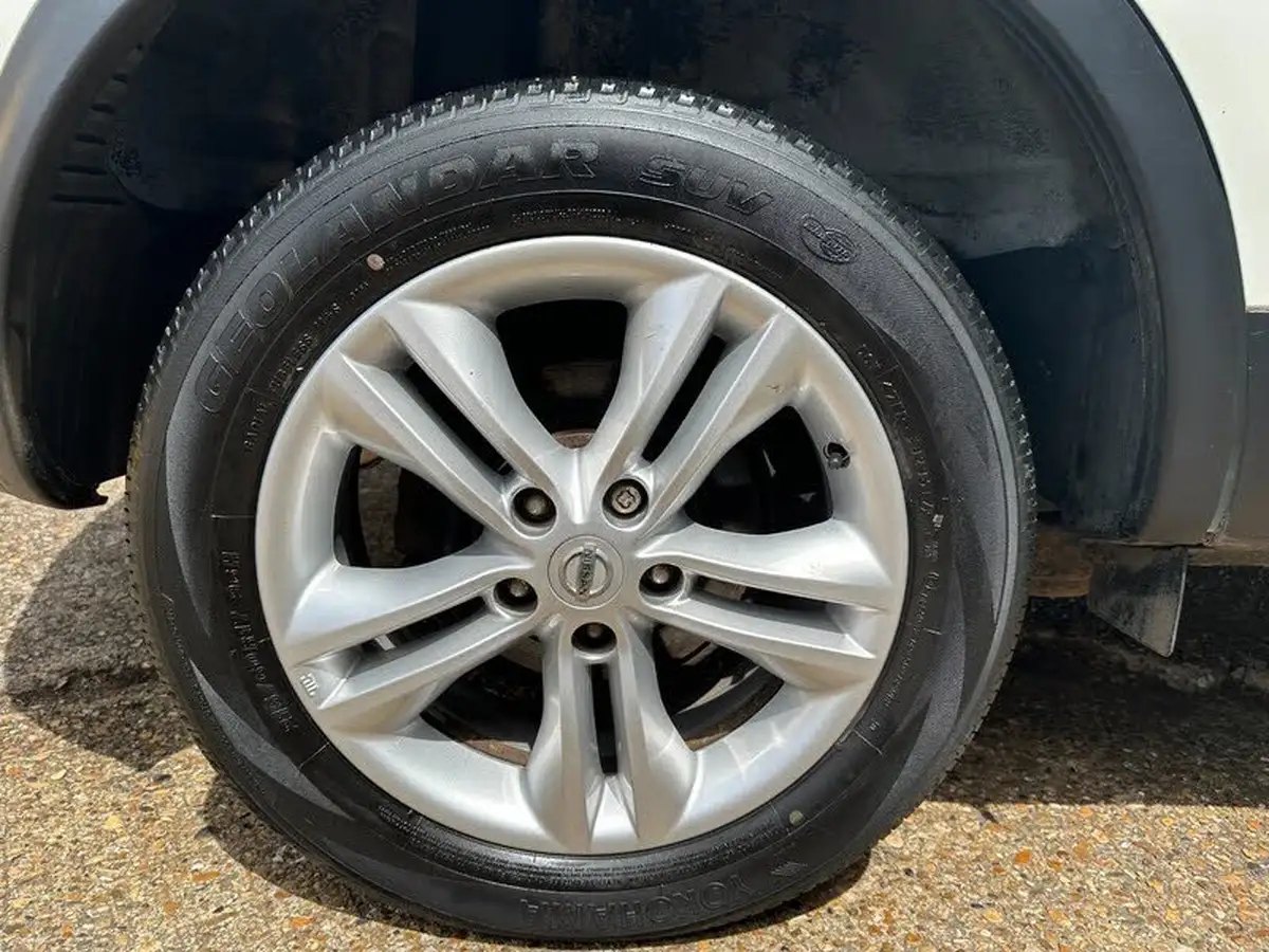 2012-nissan-qashqai-16-acenta-big-30