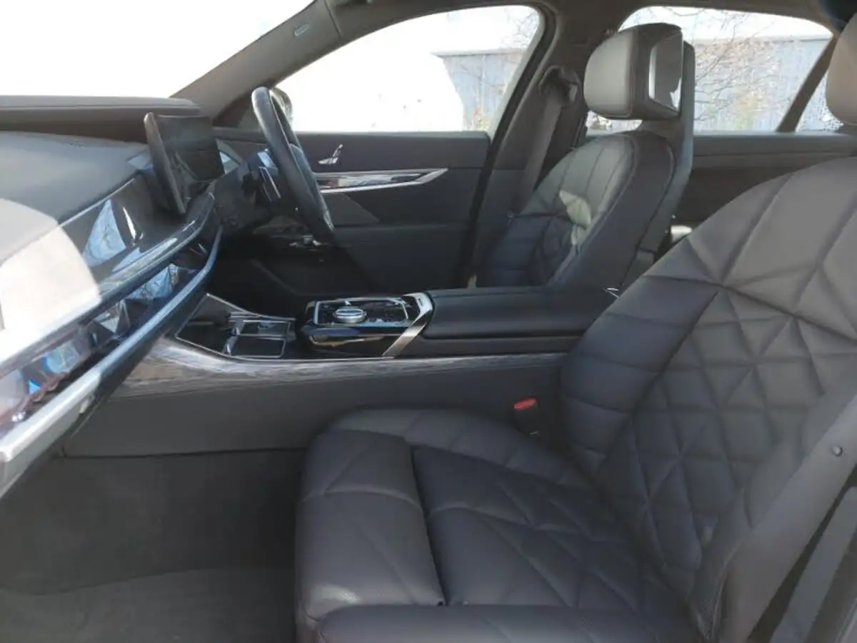2023-bmw-7-series-e-i7-xdrive60-m-sport-big-6