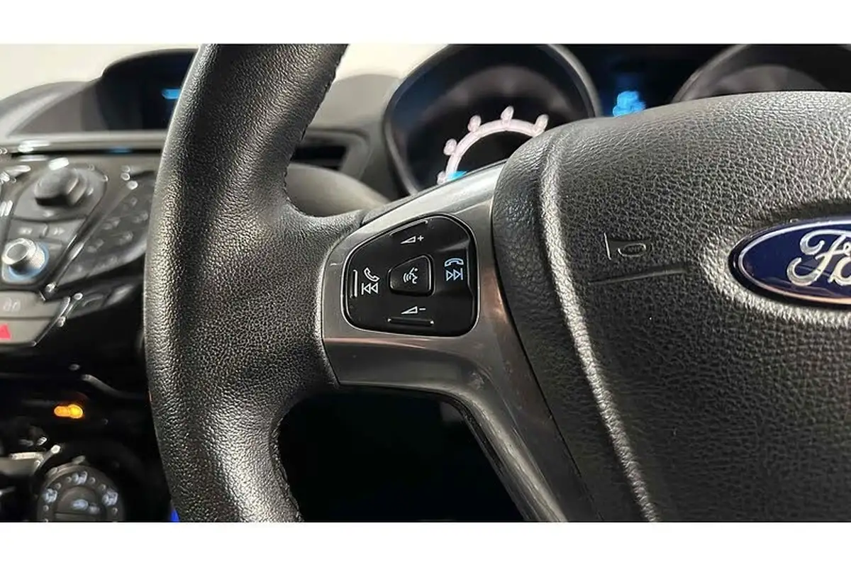 2014-ford-fiesta-125-zetec-5d-big-29