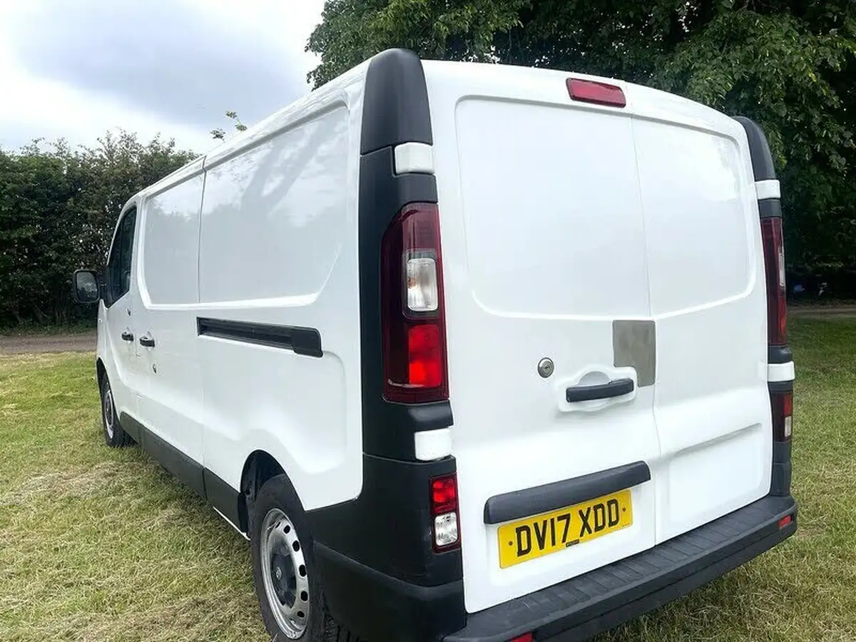 2017-vauxhall-vivaro-16cdti-2900-l2h1-120pseu6-panel-van-big-10