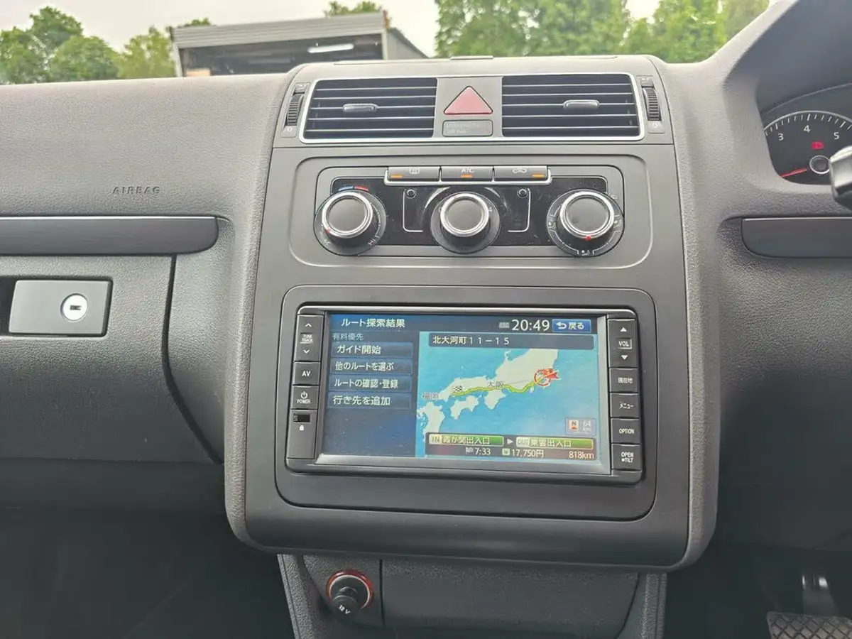 2014-volkswagen-touran-big-42