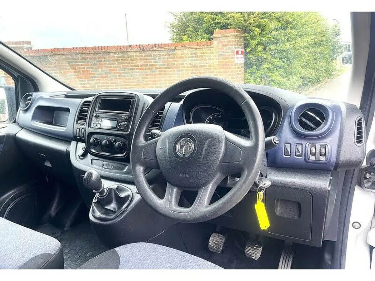 2017-vauxhall-vivaro-16cdti-2900-l2h1-120pseu6-panel-van-big-34